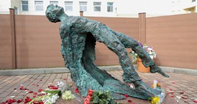 Памятник Есенину, возмутивший москвичей, могут убрать после 1 ноября