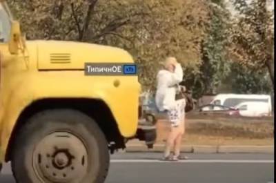 В Харькове девушка устроила "пикантное" шоу на дороге в короткой юбке, видео: "прямо на разметке..."