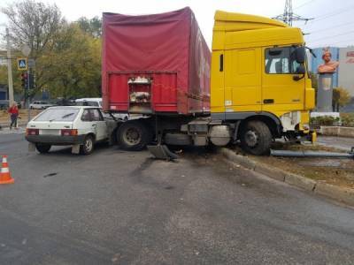 В Харькове тяжеловес помял две машины и снес светофор