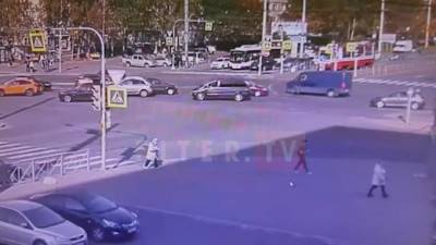 Видео: иномарку развернуло на углу Светлановского и Просвещения и вынесло на тротуар - piter.tv