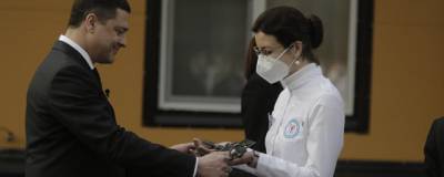 Символический ключ вручил губернатор Ведерников главврачу новой инфекционной больницы Пскова