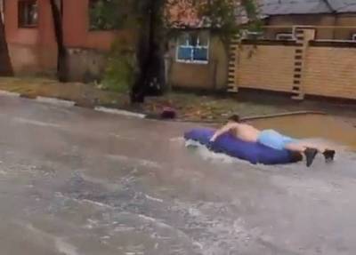 В Анапе мужчина устроил заплыв на матрасе по затопленной улице