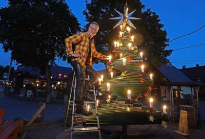 Зимний праздник при летних температурах: в Германии открылась первая рождественская ярмарка
