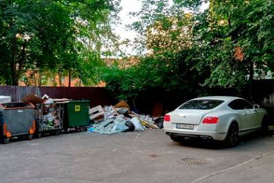 Оставленный возле свалки в Киеве роскошный Bentley привлек внимание фотографов
