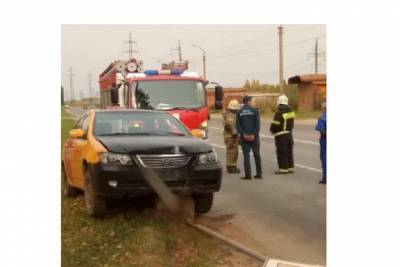 Таксист в Пскове въехал в столб и умер по дороге в больницу