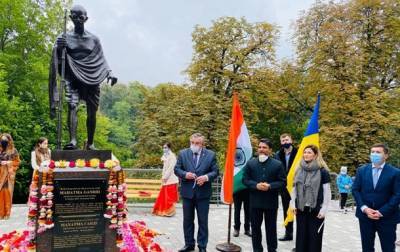 В Киеве установили памятник Махатме Ганди
