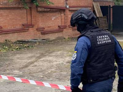 Во внутреннем дворе офиса Антикорсуда в Киеве проводится проверка после ночного взрыва