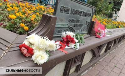 В Гомеле женщины в красном пришли к памятнику возлагать цветы, через пять минут их задержал ОМОН
