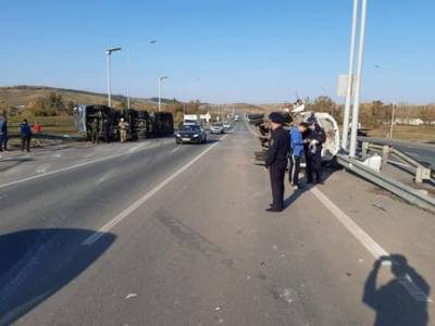 В Башкирии на трассе столкнулись цементовоз, грузовой фургон и легковушка