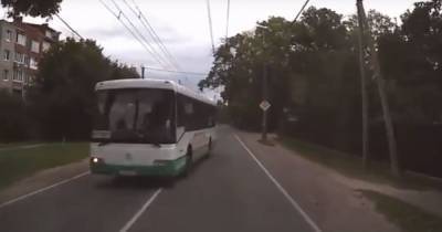 В Калининграде привлекли к ответственности водителя автобуса, который выехал на встречку (видео)