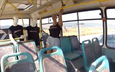 Что будет если легковушка врежется в автобус на 208 км/ч (видео)