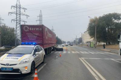 В Харькове DAF протаранил две легковушки: водителя грузовика срочно госпитализировали (фото)