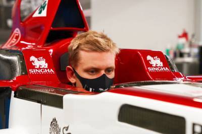 Мик Шумахер прошёл подгонку сиденья в Alfa Romeo