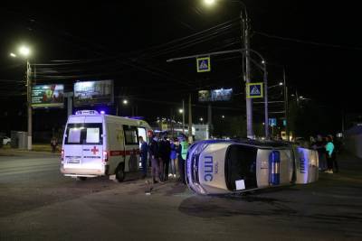 На западе Волгограда иномарка протаранила автомобиль полиции