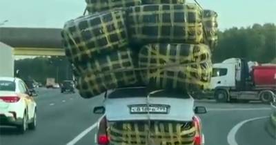 Груженая тюками на крыше легковушка Магомеда из Москвы попала на видео