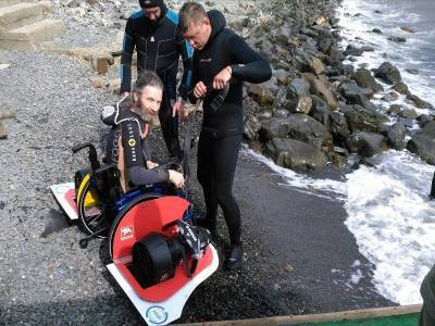 Анапские дайверы сняли на видео погружение в инвалидной коляске на дно моря