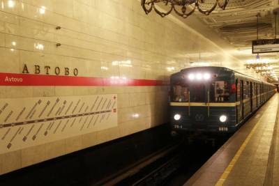 Очевидцы сообщили о сбое в движении поездов на «красной ветке» метро