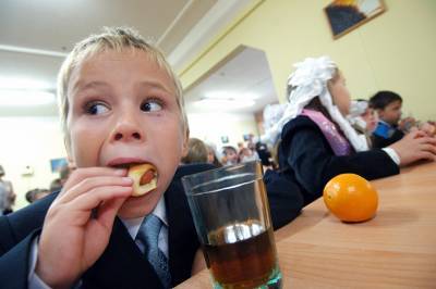 Рыба с кефиром и гречка с "китикетом": горячее питание в школах все еще далеко от идеала