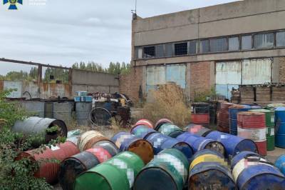 Под угрозой было Каховское водохранилище: под Днепром харьковская компания устроила незаконную свалку химических веществ