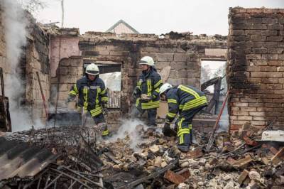 Пожары на востоке Украины: спасатели срочно эвакуировали еще одно село