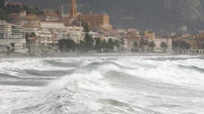 Во Франции сильные дожди и ветры вызвали разрушения и нарушили воздушное сообщение