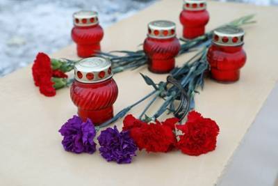 Нижегородцы принесли цветы и свечи к месту самоубийства журналистки