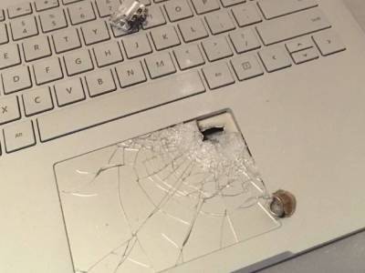 Пуля прошла через пол и кровать: ноутбук спас жизнь владельцу