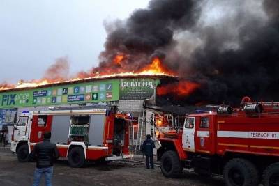 Больше 50 пожарных тушат крытый рынок на Острове в Чите
