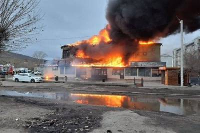 Пожарные локализовали возгорание ТЦ в Чите