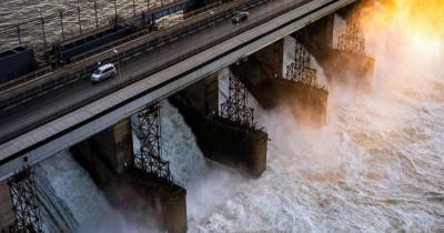 Два любителя селфи упали в воду с дамбы Новосибирской ГЭС