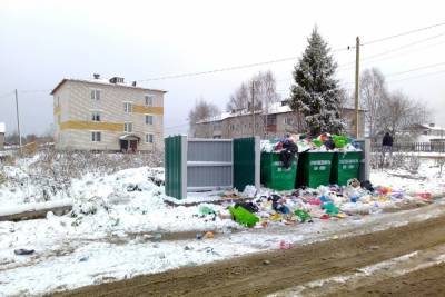 Жители Яренска возмущены переполненными мусорными контейнерами