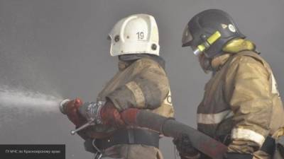 Полсотни пожарных пытаются потушить горящий крытый рынок в Чите