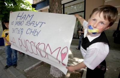 Провальная украинизация: большинство школьников продолжают общаться по-русски