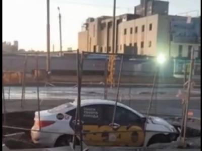 В Харькове автомобиль такси провалился в яму