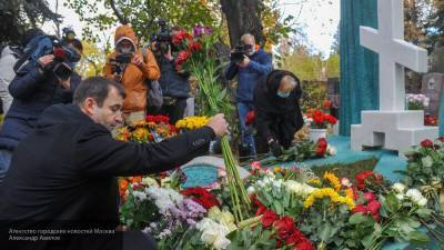 Памятник режиссеру Захарову открыли на Новодевичьем кладбище