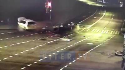 Видео: иномарка "рассыпалась" на проезжей части в результате ДТП на Стачек