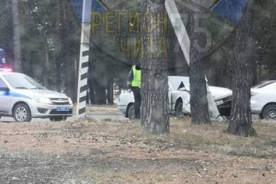 Машина влетела в столб на пересечении улиц Шилова и Липатов в Чите