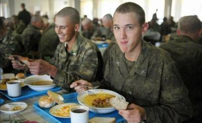 Российская армия может перестать кормить контрактников и на 10 лет увеличить срок выслуги