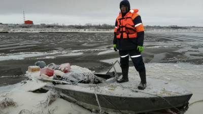 На Ямале спасатели нашли тела двух мужчин в подтопленной лодке
