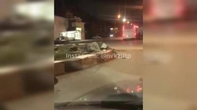 Видео: В Кузбассе лихач без прав и его пассажир погибли в ДТП