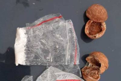 МВД: в Краснодаре мужчина спрятал наркотики в грецких орехах