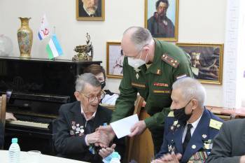 Фото. Посольство России в Узбекистане оказало материальную помощь ветеранам