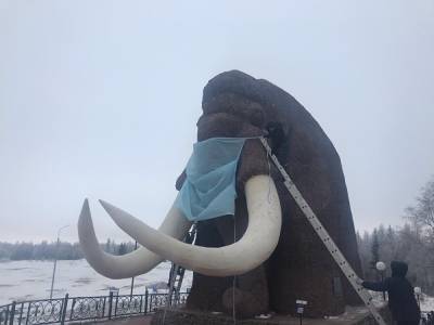 В Салехарде на статую мамонта надели защитную маску длиной в 5 метров