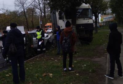 В Смоленске произошло массовое ДТП с участие фуры. Есть пострадавший