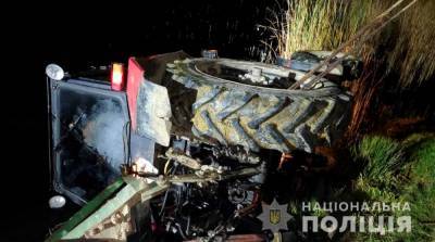В Черновицкой области трактор опрокинулся и рухнул в озеро