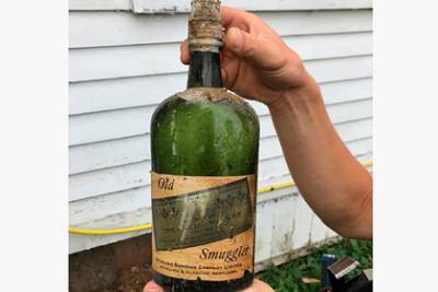 Пара устроила ремонт дома и нашла тайник с 60 бутылками столетнего виски