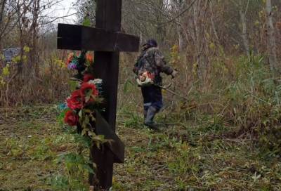 Алексей Брицун помог привести в порядок место памяти погибших на барже "Берлинка"