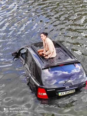 В Харькове девушка на джипе улетела в реку