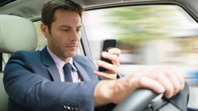 В Великобритании хотят полностью запретить использование телефонов за рулём