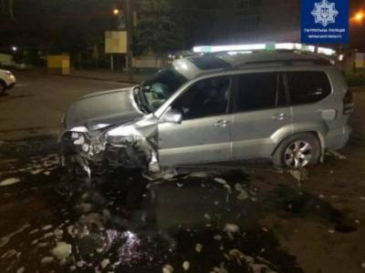 Превысил скорость: В Черкассах пьяный водитель на Toyota врезался в светофор